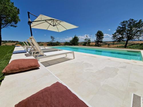 Casale Medi - Nuove ed eleganti case con giardino, vista e piscina condivisa in Belvedere Ostrense