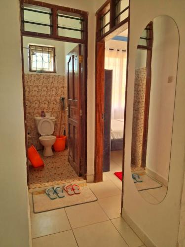 Zuhanyzó, Ocean Breeze Apartments,Shanzu in Shanzu Beach