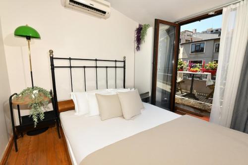 Cute Home Balcony Retro Design AC Galata, Istanbul