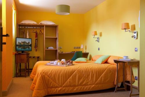 Logis hôtel Ô en Couleur (Logis hotel O en Couleur) in Oucques