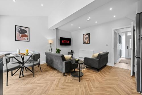 NEW! Sleek & Spacious House by Clarendon Stays, Driveway Parking, WiFi, Smart TV