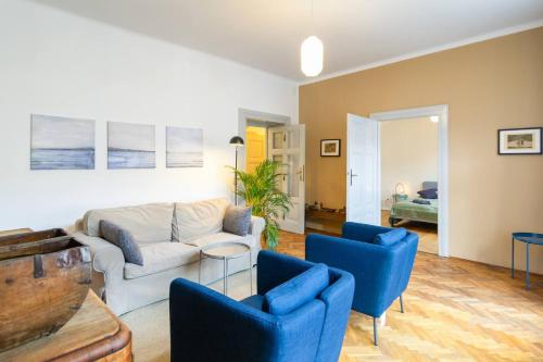 Vintage Charm-3 Bedrooms-Old Town - Tap to explore photos
