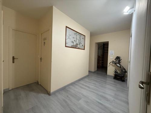 Face à la gare - Chambre 6 (Face a la gare - Chambre 6) in Roanne