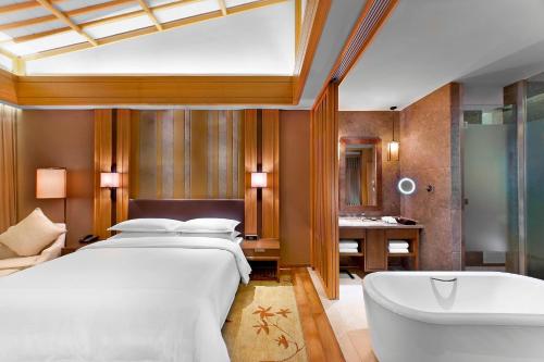 Club King Room, Concierge level, Guest room, 1 King room in Sheraton Grand Hangzhou Wetland Park Resort