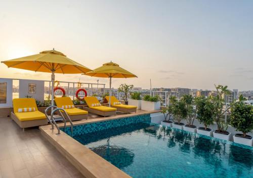 Басейн, Bloom Hub WEH Andheri in Мумбаї