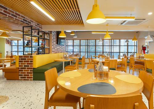 Ресторан, Bloom Hub WEH Andheri in Мумбаї