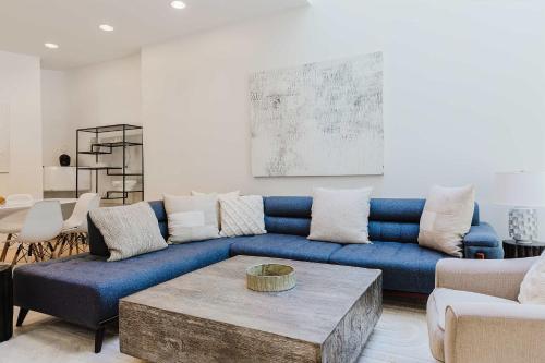 Private Beautiful Townhome w Zen Garden in New York, USA