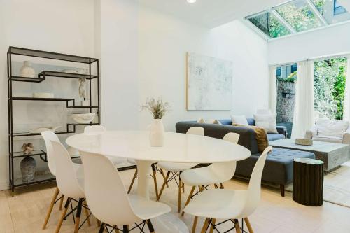 Private Beautiful Townhome w Zen Garden in New York, USA