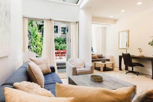 Private Beautiful Townhome w Zen Garden in New York, USA