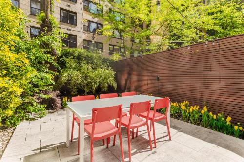 Private Beautiful Townhome w Zen Garden thumb 4