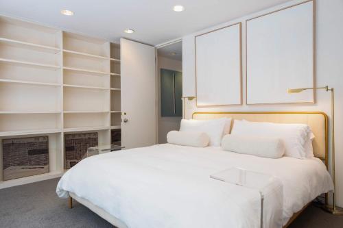 Private Beautiful Townhome w Zen Garden, New York (photo 9)