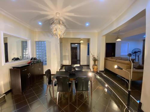 Serene 3BR Retreat with Lush private Garden, mini gym and spa access in Абеокута