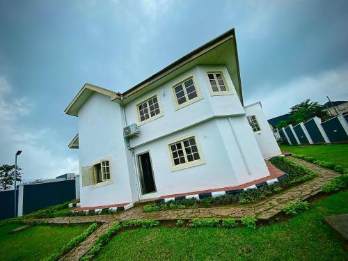 Serene 3BR Retreat with Lush private Garden, mini gym and spa access in Абеокута