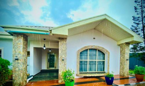 Serene 3BR Retreat with Lush private Garden, mini gym and spa access in Абеокута