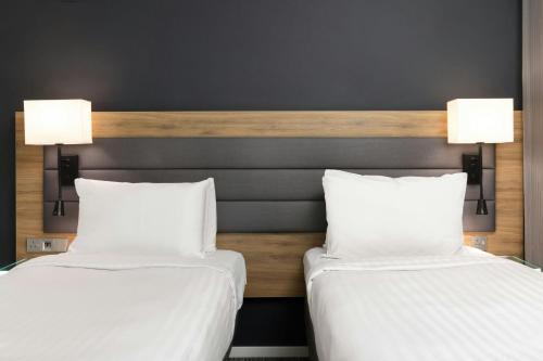 Moxy Double Sleeper, Guest room, 2 Twin/Single Bed(s) image 5