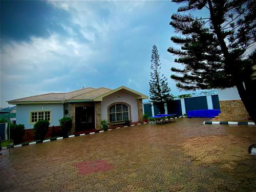 Балкон, Serene 3BR Retreat with Lush private Garden, mini gym and spa access in Абеокута