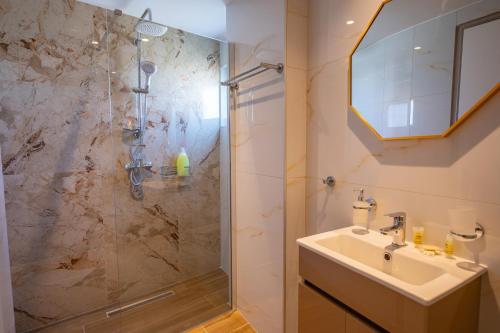 Standard Double or Twin Room with Garden View image 4