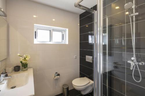 Casa Azenhaga - 100m from the beach - magnificent 3 bedroom villa sleeps 8 with amazing sea views - image 8
