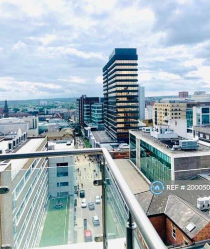 Award Winner of 2026 &2025 traveller & Best guest rated apartment, two bedroom, #1 Leeds city centres most central location, Great 180 degree views,balcony , PARKING onsite, Netflix & WiFi