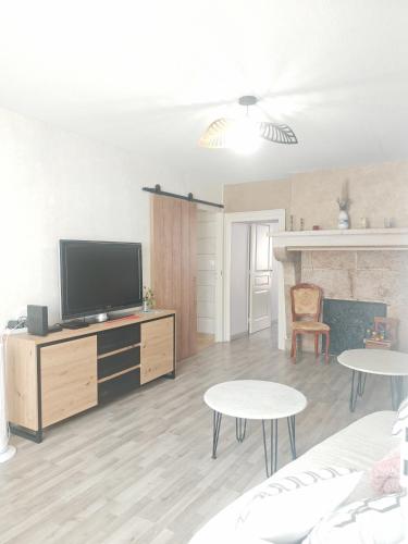 chez Émile côté face maison entière, 3 chambres, 2 salles de bains,jardin et terrasse chambre d'hôte Langres