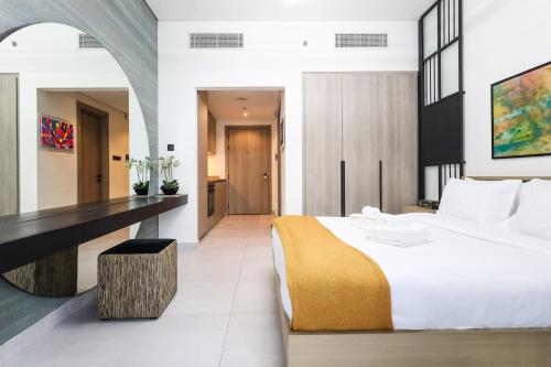Elite LUX Holiday Homes - Relax Unwind in Stylish JVC Studio Dubai, Дубай (фото 2)