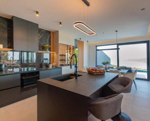 m² 4 guļamistaba, 5 privāta vannas istaba Māja Brsecine
 (Villa Blue Sunset) in Brsecine