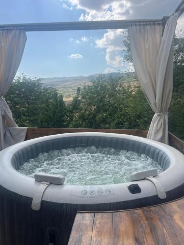 Karstais baseins, Dream Resort Byurakan in Bjurakana