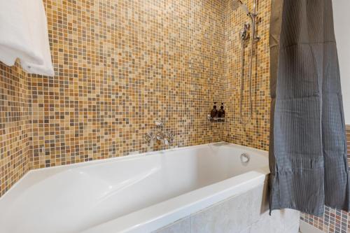 Durrani Homes - Zaafaran Luxe Stay Iconic BurjView - image 12