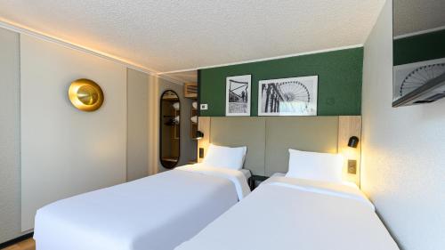 2 twin beds