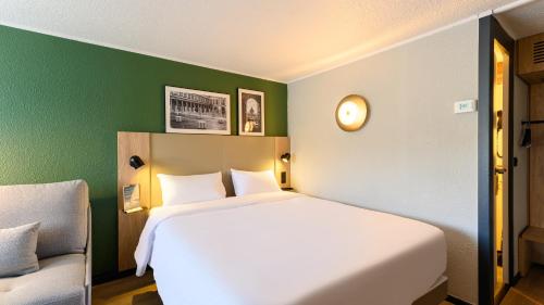 1 double bed, 1 twin bed