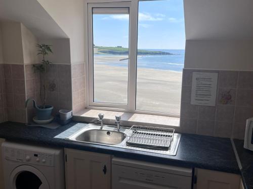 2 bed Beachfront Apartment Inchydoney Cork in 克洛納基爾蒂