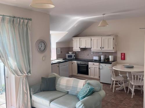 2 bed Beachfront Apartment Inchydoney Cork in 克洛納基爾蒂