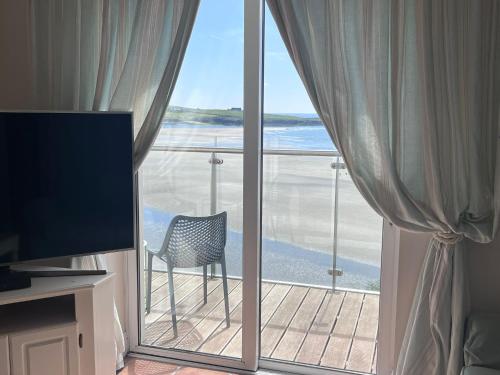 2 bed Beachfront Apartment Inchydoney Cork in 克洛納基爾蒂