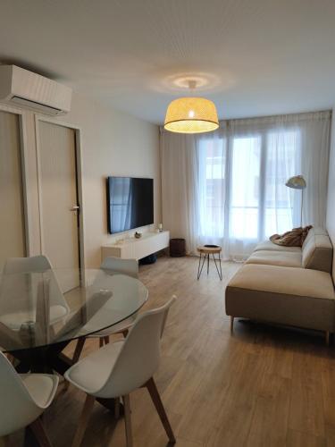 Heart of Antibes 3 BBedroom Queen beds AC Parking in Le Ponteil
