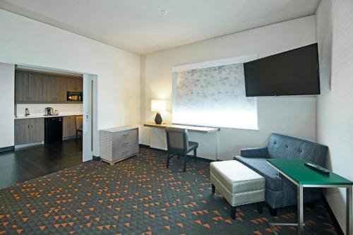 One-Bedroom King Suite image 2