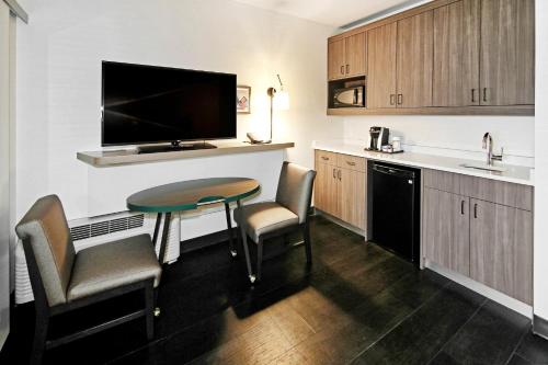 One-Bedroom King Suite image 4