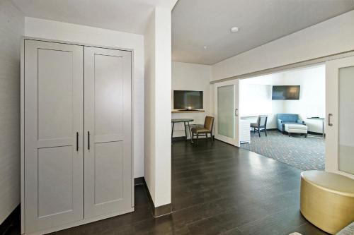 One-Bedroom King Suite image 5