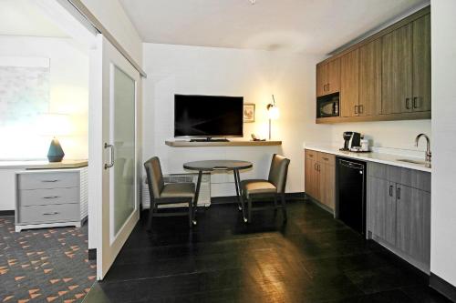 One-Bedroom King Suite image 3