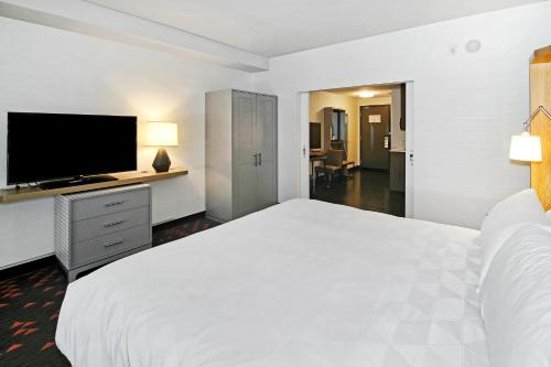 Standard King Room with Sofa Bed - Non-Smoking image 10