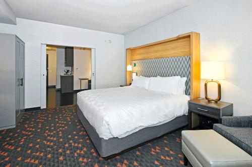 Standard King Room with Sofa Bed - Non-Smoking image 4