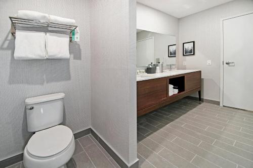 One-Bedroom King Suite image 6