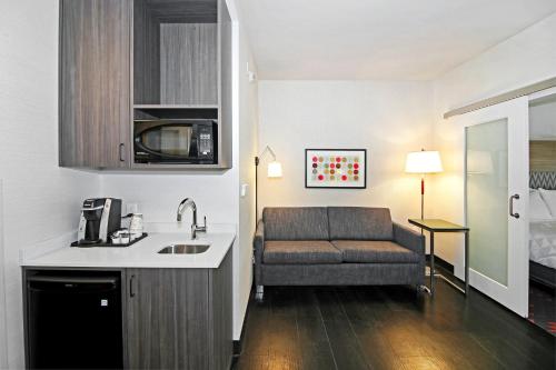 Standard King Room with Sofa Bed - Non-Smoking image 5
