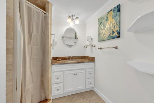 Manatee Manor Home - image 11