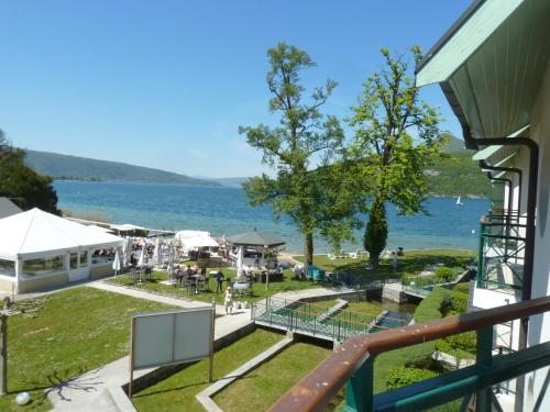 la baie des voiles ,vue lac d'Annecy ,plage privée