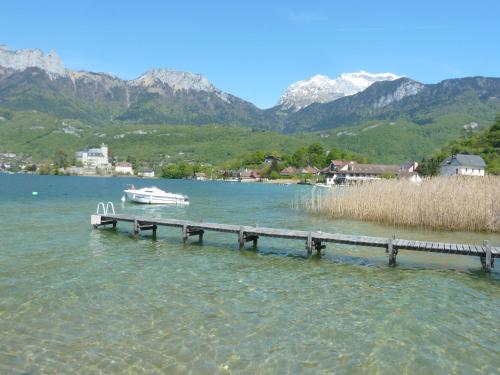 la baie des voiles ,vue lac d'Annecy ,plage privée