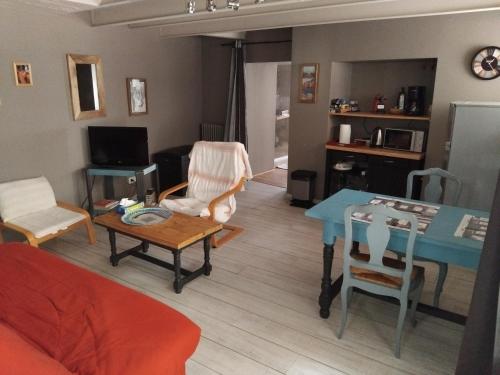 appartement indépendant dans résidence privée, avec accès à la terrasse (appartement independant dans residence privee, avec acces a la terrasse) in เลอ ปูว์ ออง เวอเลย์