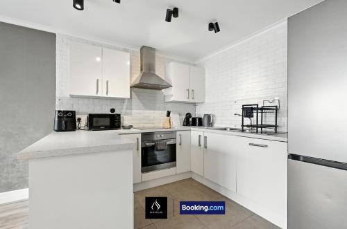 บริการและสิ่งอำนวยความสะดวก, High-Rise 2 Bedroom Apartment By Boyeilles Apartments Short Lets & Serviced Accommodation Belfast Wi in เซเลอร์ทาวน์