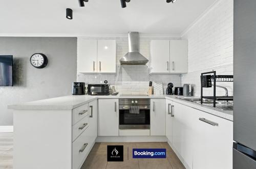 บริการและสิ่งอำนวยความสะดวก, High-Rise 2 Bedroom Apartment By Boyeilles Apartments Short Lets & Serviced Accommodation Belfast Wi in เซเลอร์ทาวน์