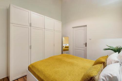 Comfy - Large Home in the Center - image 7