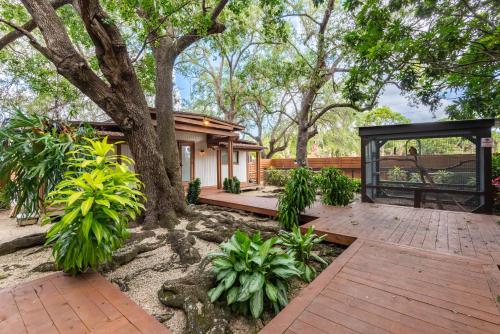Serene Tiny House Retreat in Japanese Garden in Homestead, USA